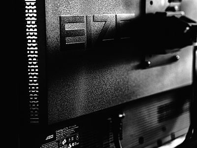 Detailaufnahme eines EIZO ColorEdge CG-Monitors. Präzise Farbwiedergabe und höchste Qualität – unverzichtbar für Bildbearbeitung, Webdesign und Fineart Prints bei Bluesun.