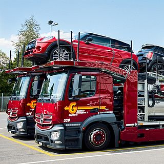 Galliker car transporter loaded with MINI vehicles, photographed by Bluesun – corporate photography for automotive logistics and brand presence in Switzerland.