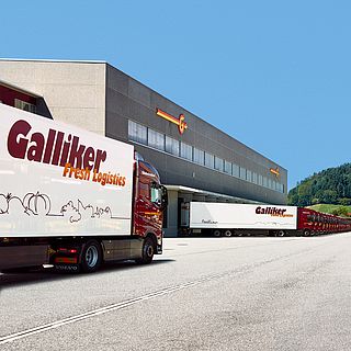 Galliker Fresh Logistics truck in front of logistics hub, photographed by Bluesun for Galliker Transport AG.