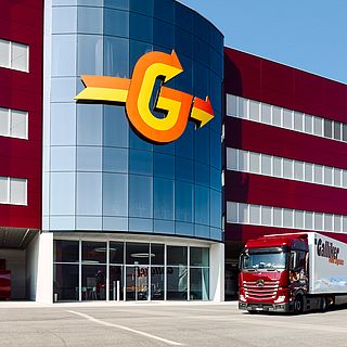 Galliker Transport AG headquarters with Galliker truck in front of the building, photographed by Bluesun as part of a professional company reportage.