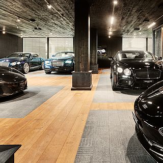 Exclusive exhibition photography of luxury cars like Bentley and Rolls-Royce in the modern showroom of Schmohl Exclusive Cars in Weinfelden – captured by Bluesun for maximum visual impact and atmosphere.