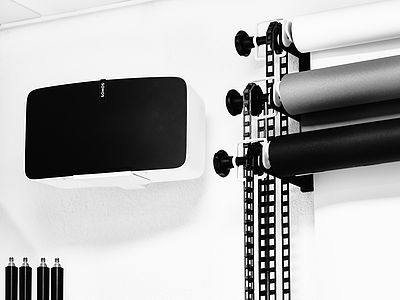 Manfrotto background system, Foba bar mount and a powerful SONOS speaker – for perfect studio atmosphere at Bluesun Studio.