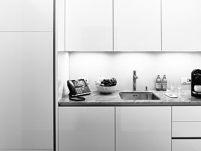 Bluesun’s modern kitchenette in Basel with fresh fruits, beverages, coffee machine and elegant design – for healthy breaks during creative work.