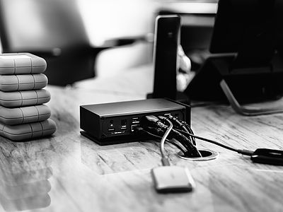 Close-up of Bluesun’s studio desk in Basel with iVANKY USB hub, LaCie Rugged hard drives and a Crucial SSD – for web design, photography and high-performance workflows.