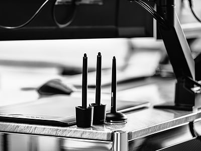 Close-up of a creative workstation with Wacom Intuos Pro and stylus pens – precision tools for design, retouching and digital work at Bluesun’s creative studio.