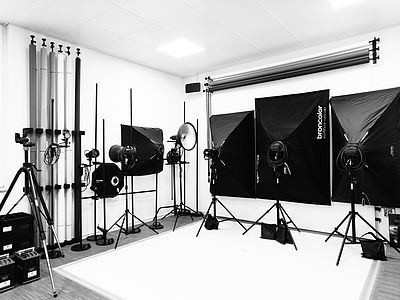Diagonal view of the Bluesun photo studio with various Broncolor light shapers, backdrop system and stands – ideal for professional shoots with controlled lighting.
