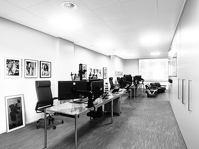 Postes de travail chez Bluesun – équipements de qualité, ergonomie soignée, et lumière naturelle pour stimuler la créativité dans le web et le design.