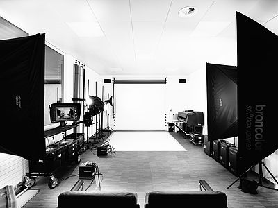 Vue frontale du studio photo Bluesun équipé professionnellement avec éclairage Broncolor, système de fond et moniteurs haut de gamme – prêt pour des séances photo et des reproductions de qualité supérieure.