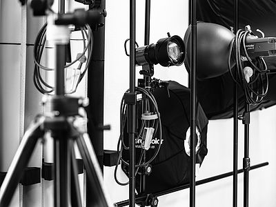 Gros plan sur le studio photo de l’agence web Bluesun avec équipement professionnel Broncolor, boîte à lumière et technique d’éclairage – une infrastructure haut de gamme pour le design web, la photographie et la retouche d’images.