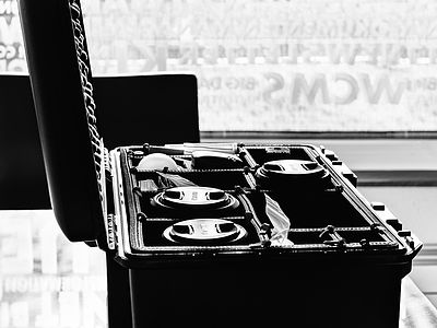 Valise Peli Air 1535 avec équipement photo Canon sur la table de l’agence créative Bluesun à Bâle – format bagage cabine pour les voyages en avion, idéale pour un usage professionnel mobile.
