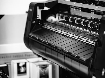 Canon imagePROGRAF PRO-4100 Grossformatdrucker in geöffneter Ansicht – Teil des professionellen Fine Art Print Studios der Bluesun Webagentur für hochwertige Pigmentdrucke, Webdesign und digitale Lösungen in Basel.