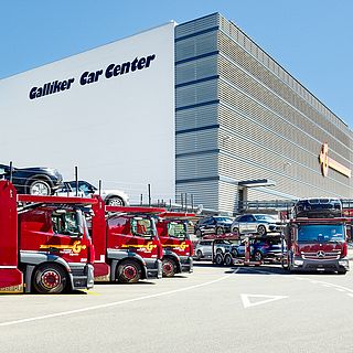 Galliker Car Center mit Autotransportern und Premium-Fahrzeugen, fotografiert von Bluesun – Unternehmensfotografie für Transportlogistik und Fahrzeuglogistik in der Schweiz.