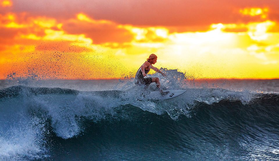 Der Surfer. Foto von: Kaneori. Bildbearbeitung: BLUESUN Foto-Team, Februar 2025
